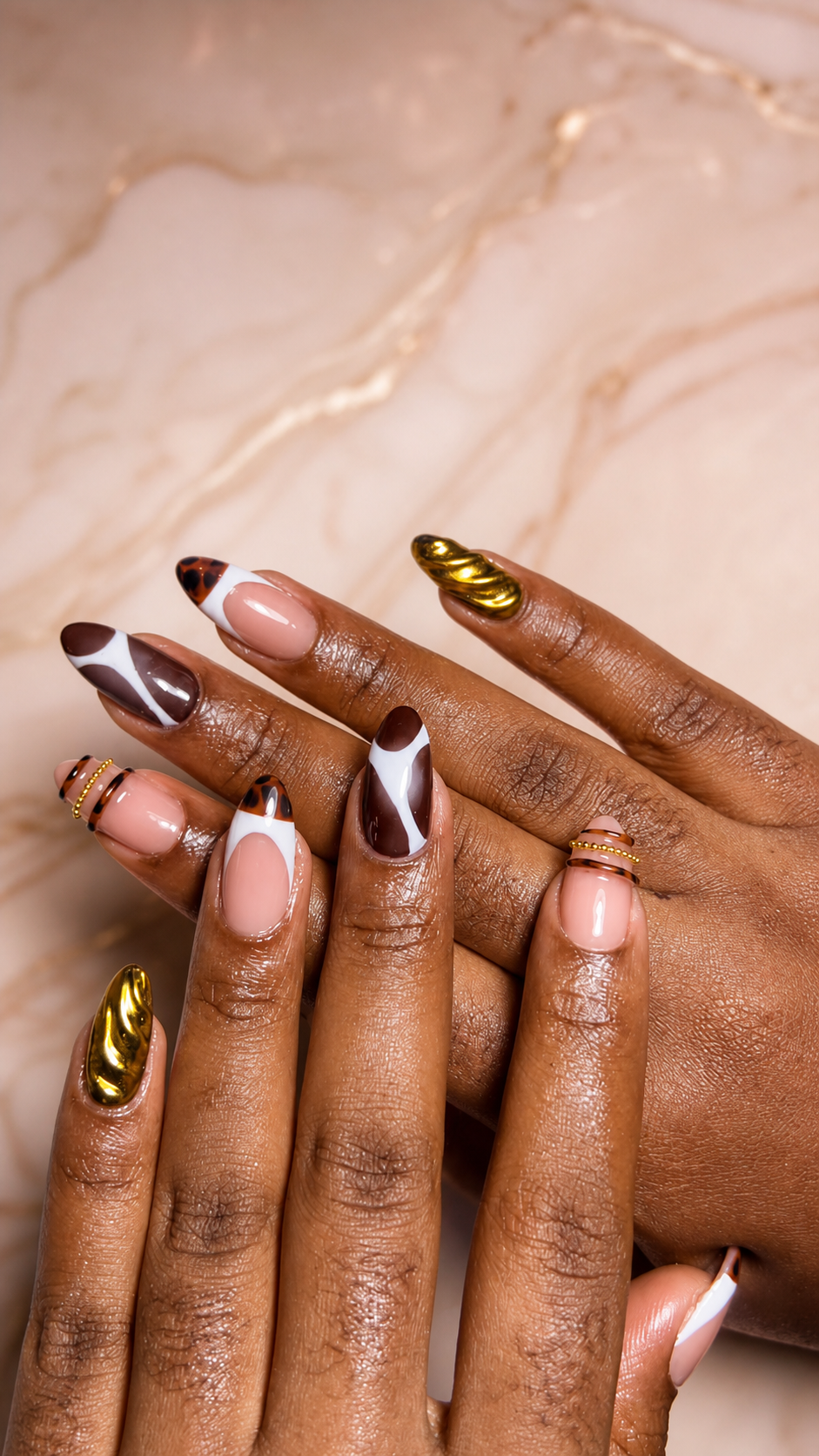 Pose Armande Nails rose poudré avec détails dorés et chocolat