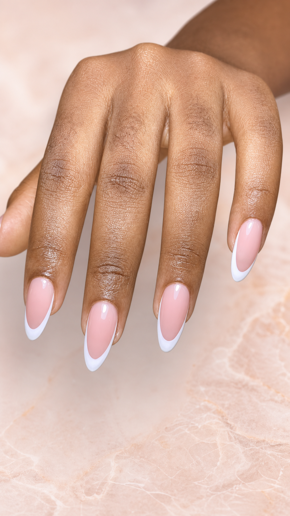 Pose Armande Nails nude avec French blanche