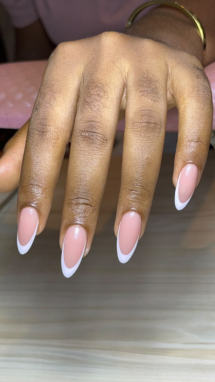 Pose Armande Nails rose nude avec French blanche