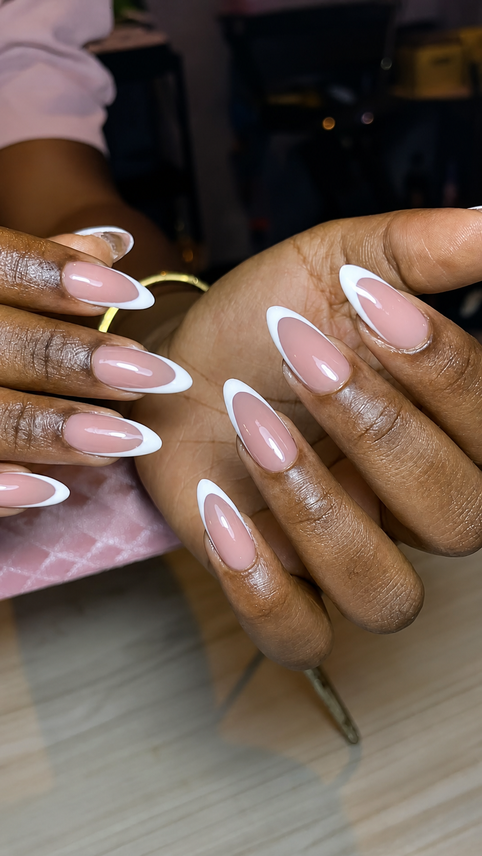 Pose Armande Nails rose nude avec French blanche en gros plan