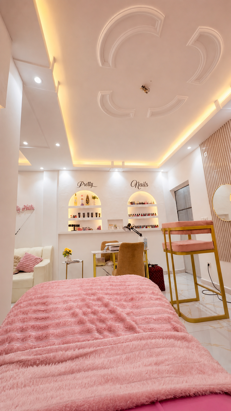 Espace de soin rose poudré et doré de LARISSA BEAUTY STUDIO & PRETTY NAILS