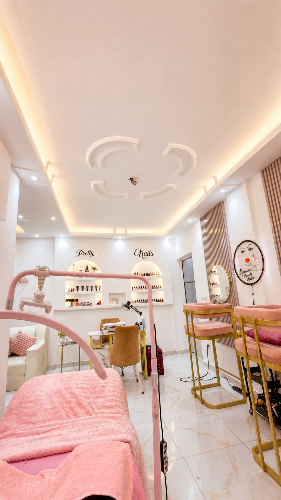 Espace manucure élégant de LARISSA BEAUTY STUDIO & PRETTY NAILS avec fauteuils roses et détails dorés
