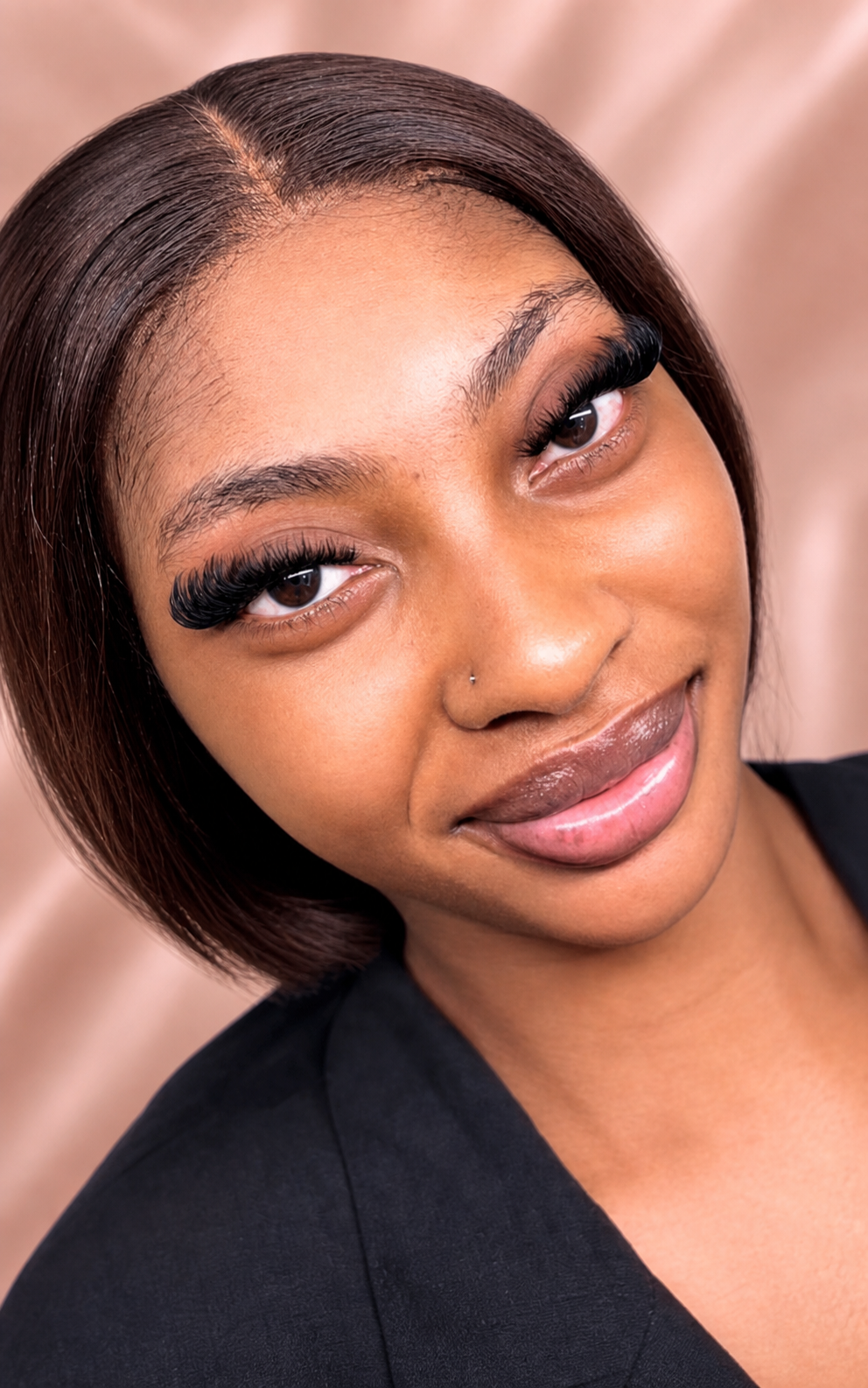 Portrait beauté avec pose Mega Volume Cat Eyes