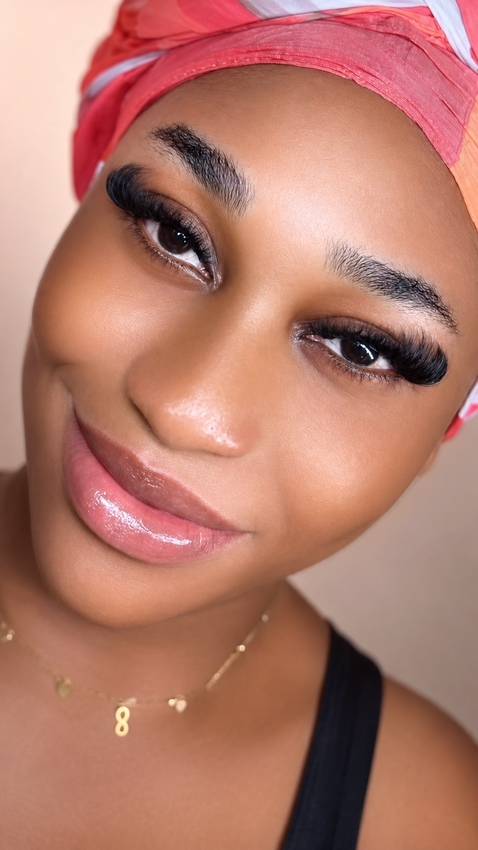 Portrait beauté avec pose Volume Cat Eyes