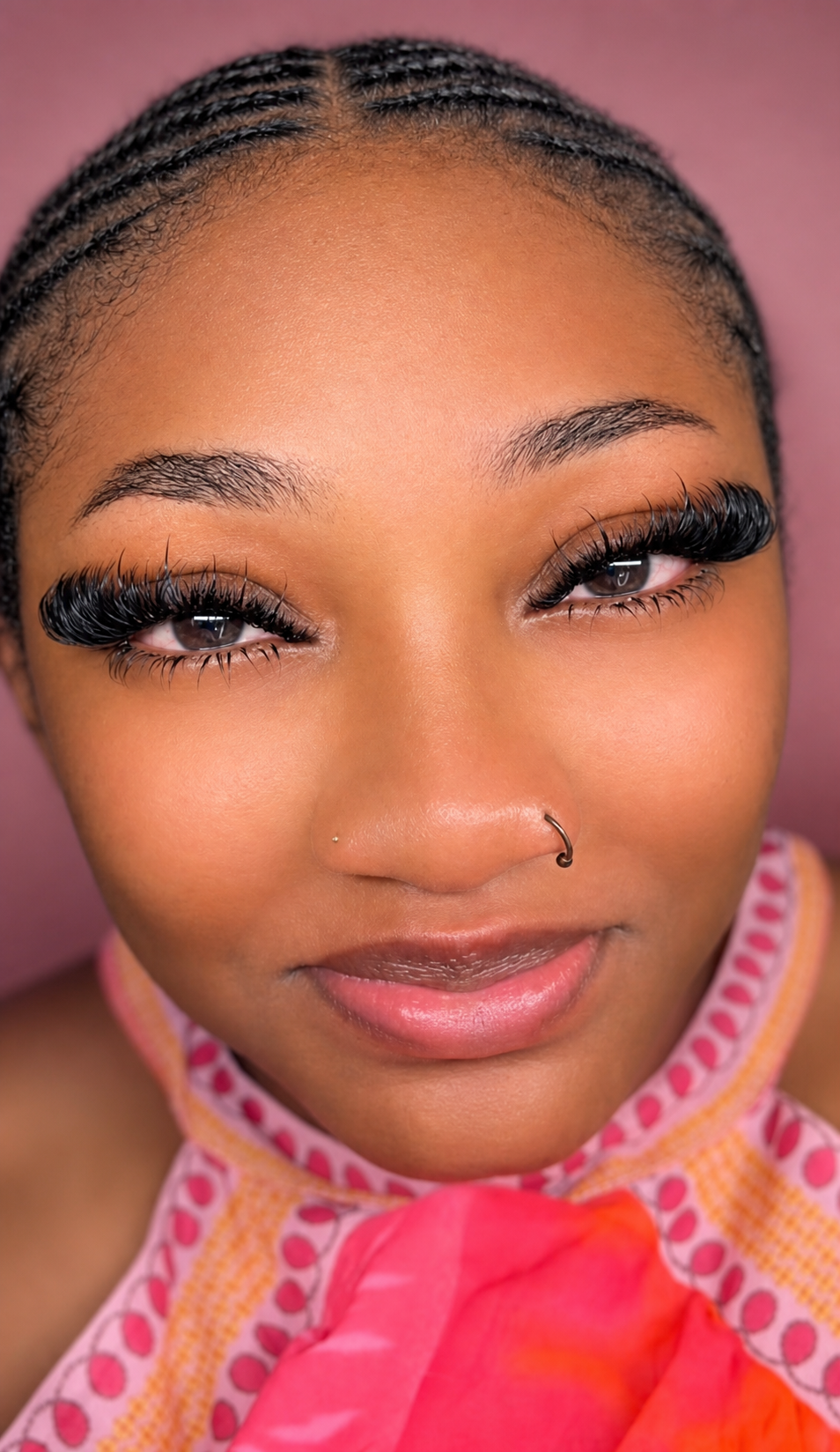 Portrait beauté avec pose Wispy Mega Volume