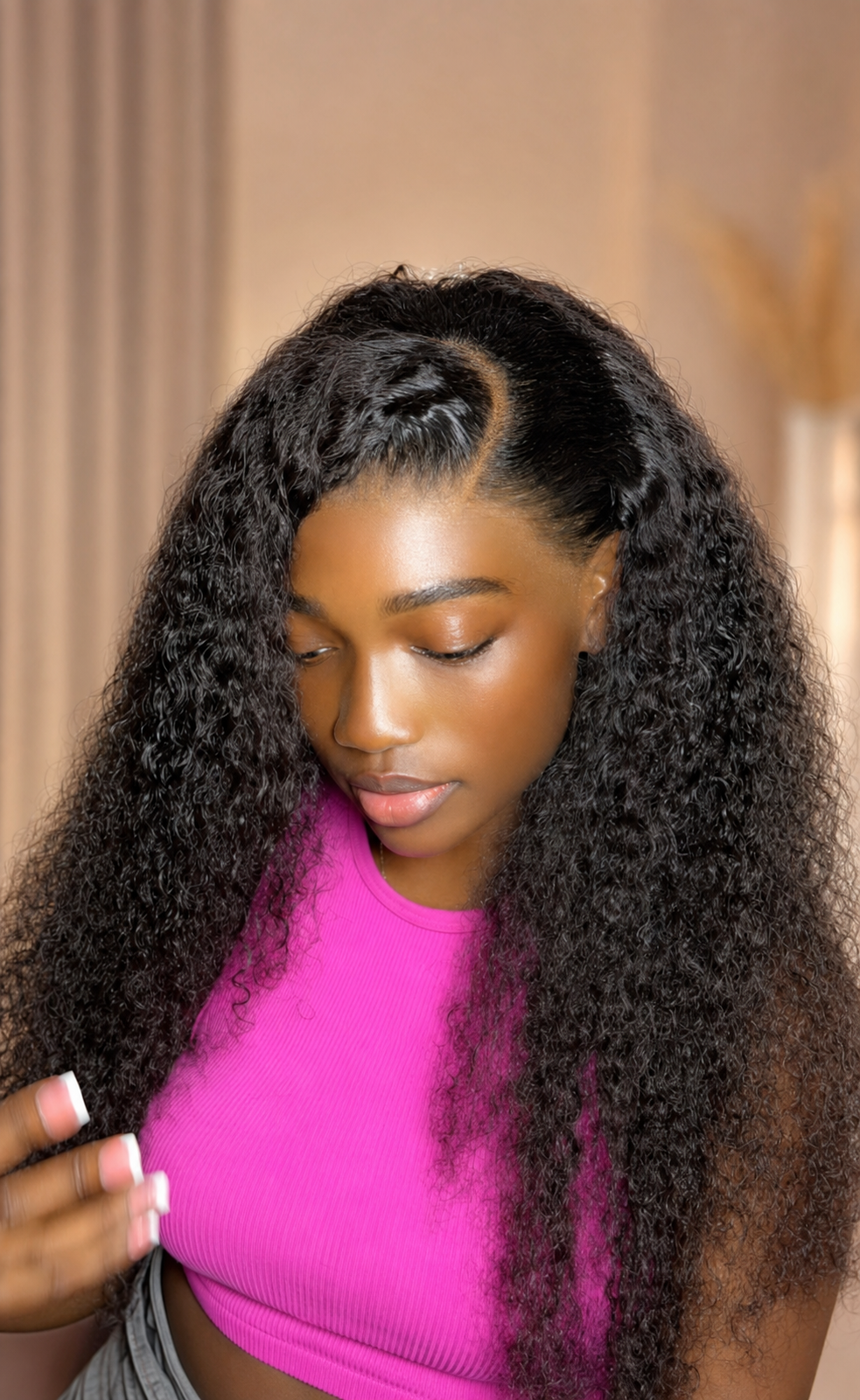 Pose Lace Frontal bouclée avec raie de côté