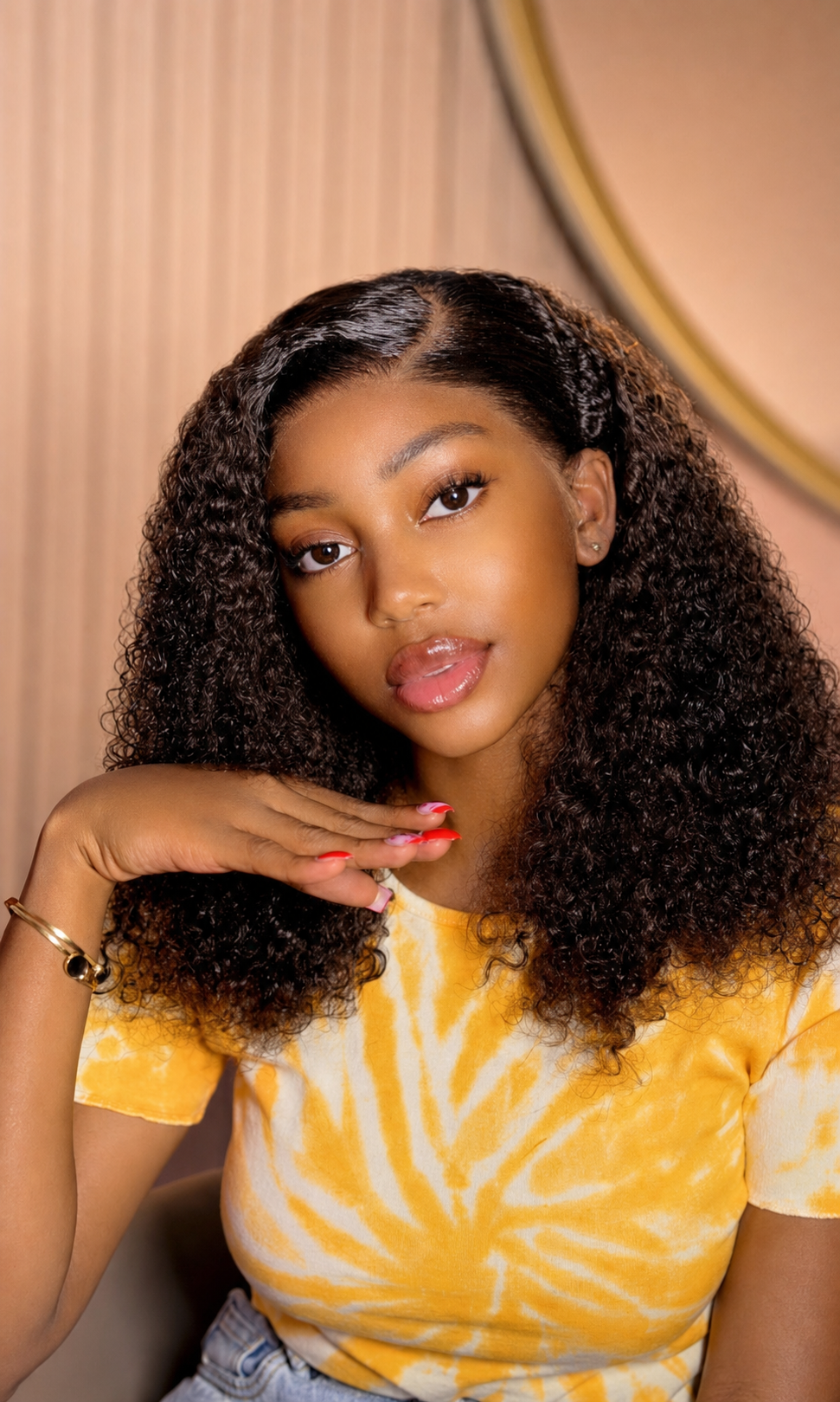 Pose Lace Frontal bouclée avec raie centrale