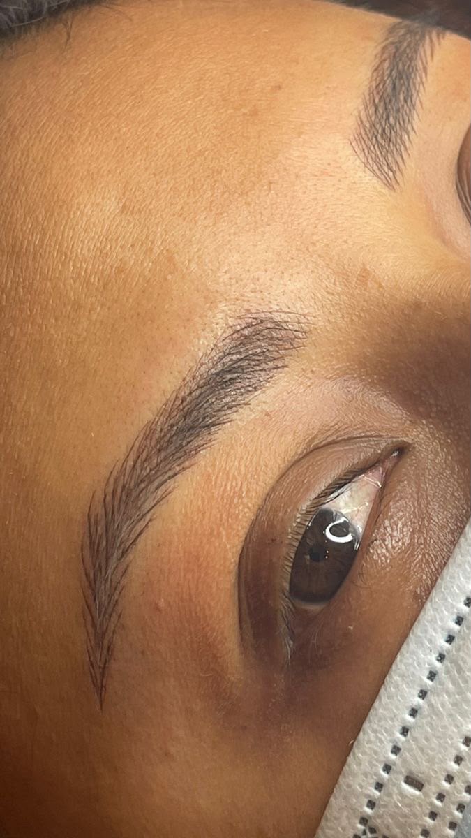 Gros plan d'un résultat Microblading naturel