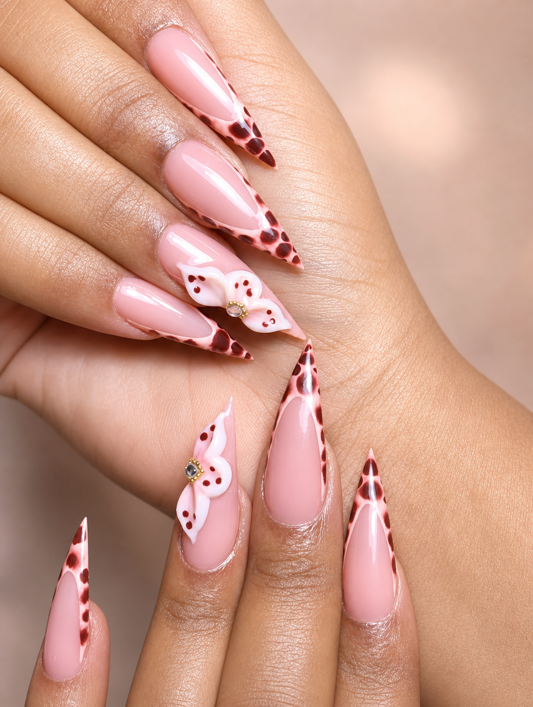 Manucure soignée avec vernis et nail art