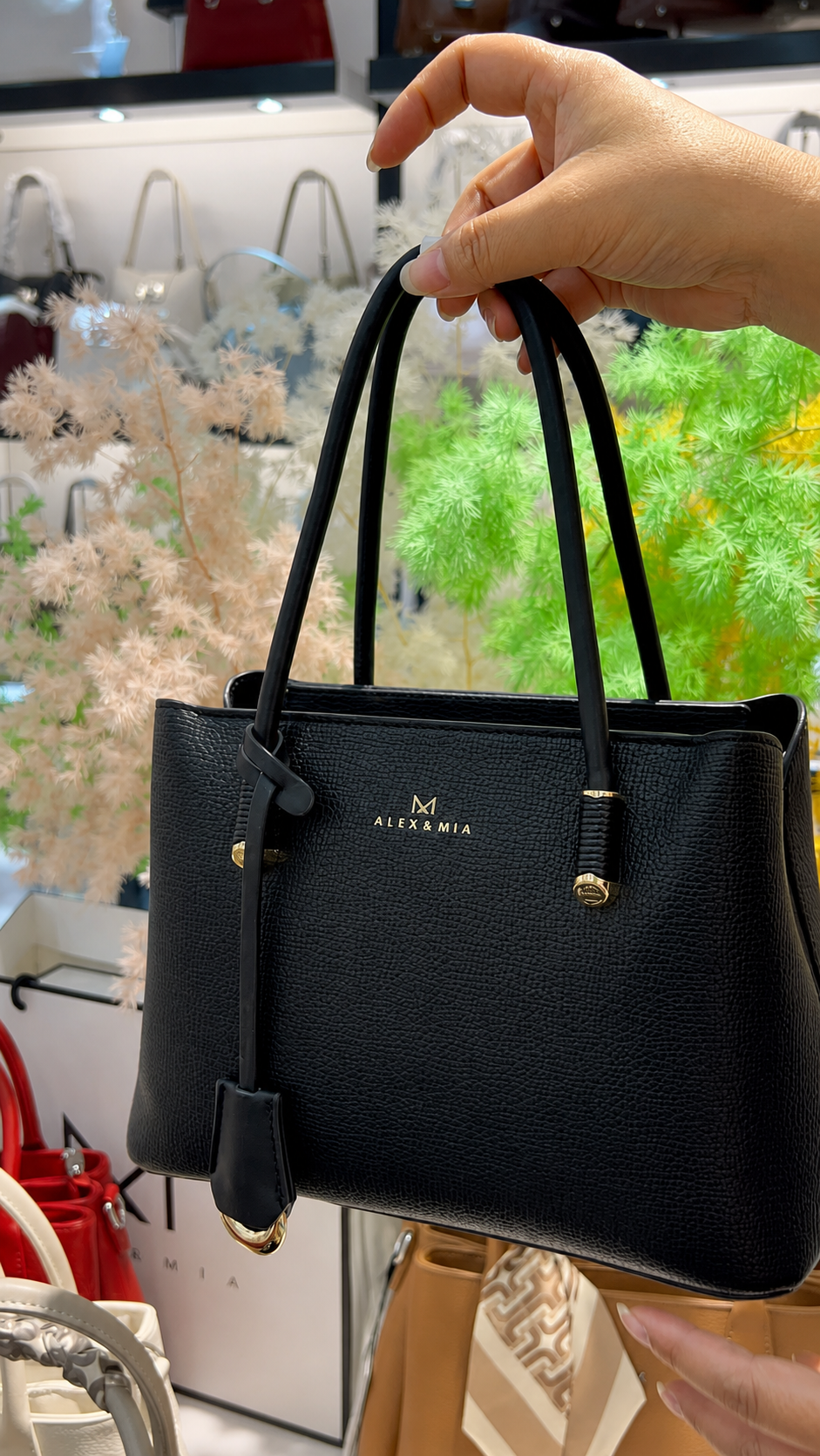 Sac à main noir texturé avec détails dorés