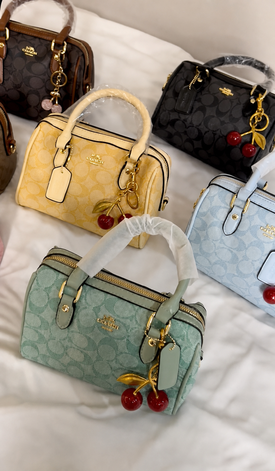Collection de mini sacs colorés avec détails cerises